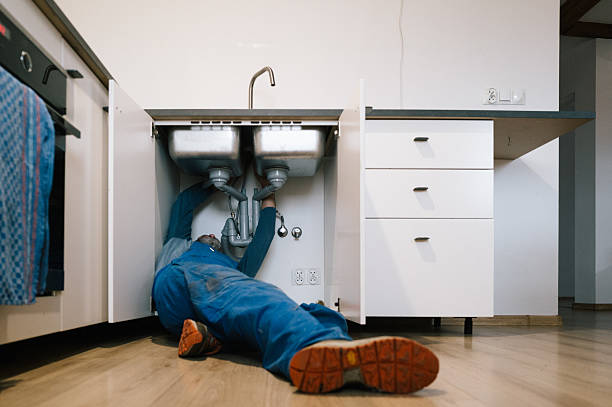 Professional Emergency Plumber technician working in Dripping Springs, TX